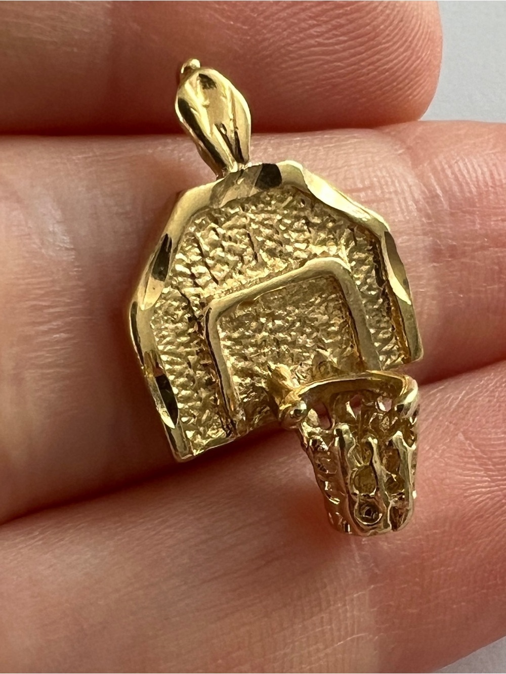 🏀✨ Vintage Gold Tone Basketball Hoop & Net Charm Pendant ✨ 🏀